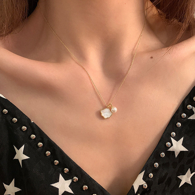 Shell design pearl necklace