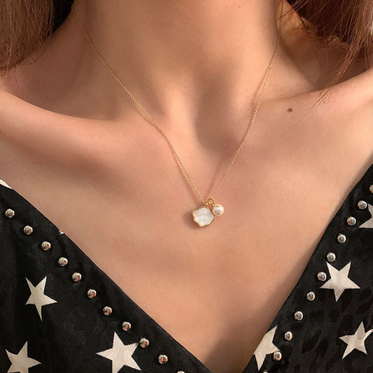 Shell design pearl necklace
