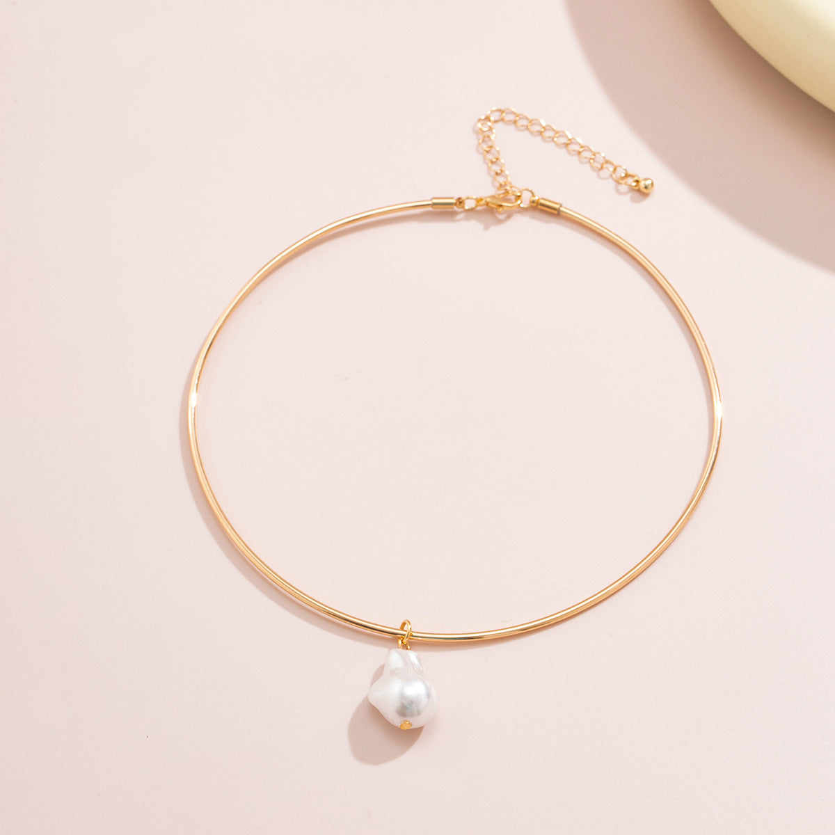 Simple collar pearl necklace