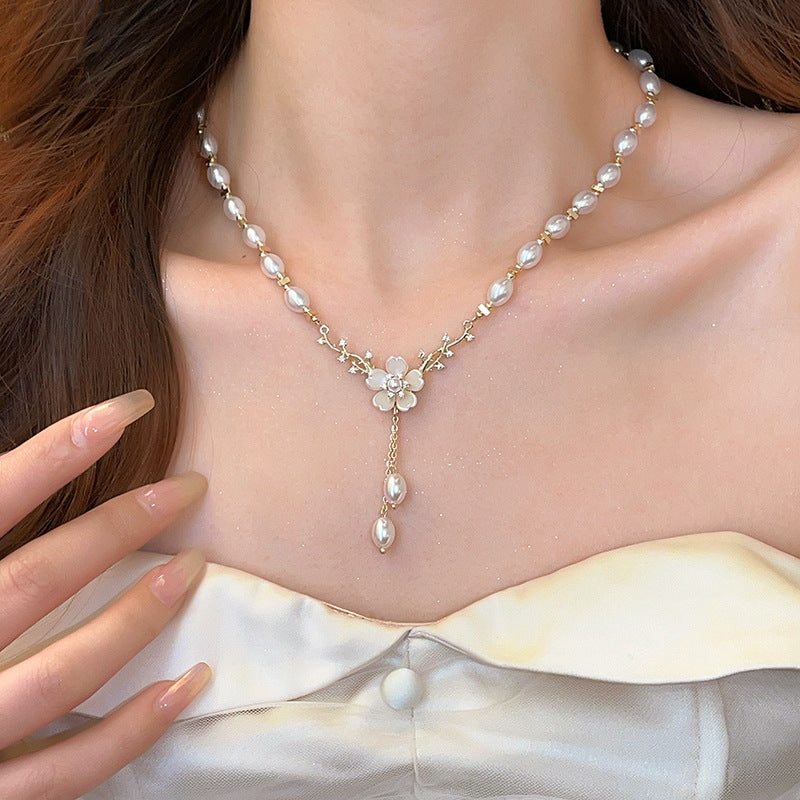 Flower fringed pearl necklace