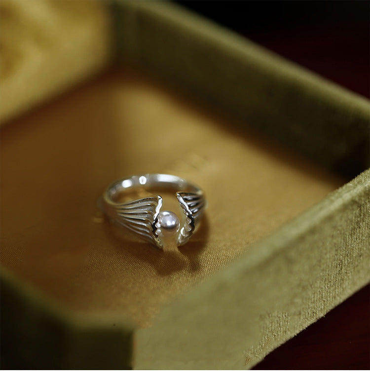Fishtail design pearl ring