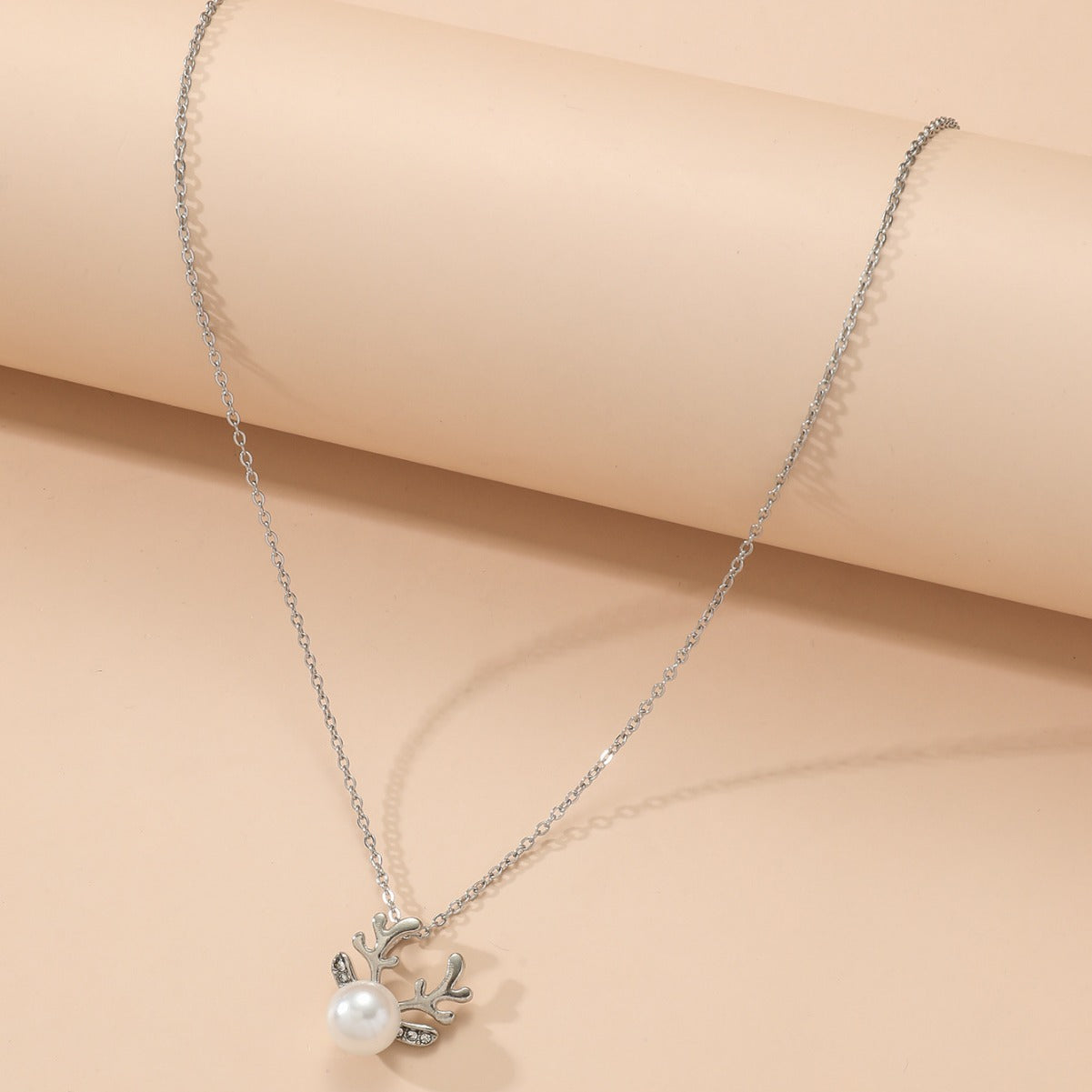Simple Pearl Elk Design Necklace
