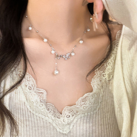 Hollow butterfly design pearl necklace