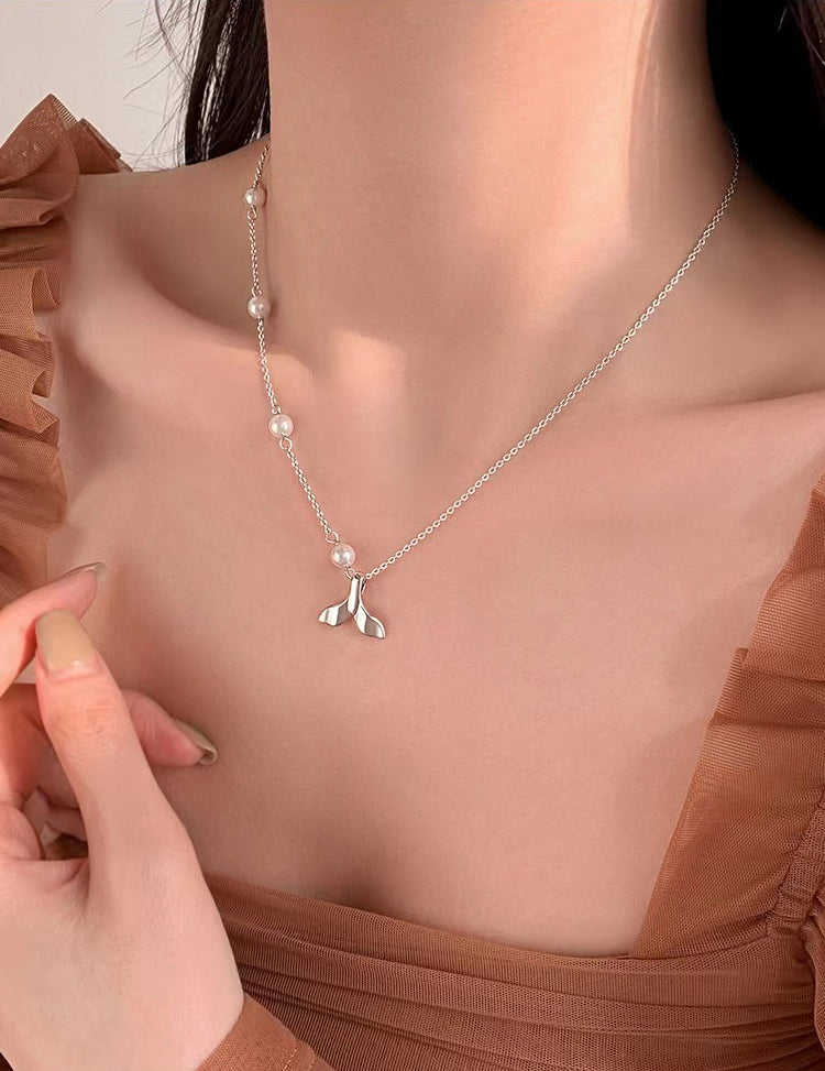 Pearl fishtail design necklace